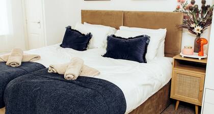 Charming 2-bedroom apartment in delightful Bromley with WiFi