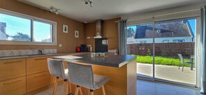 Een oven, een kookplaat, een vaatwasser