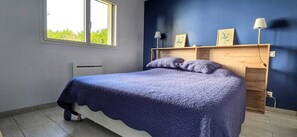 3 slaapkamers, een strijkplank/strijkijzer, wifi, beddengoed