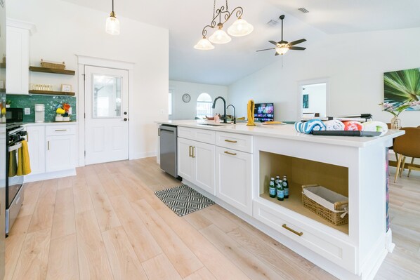 Microwave, oven, stovetop, dishwasher - Pool & Grill 3BR Escape – St. Augustine Retreat (St. Augustine)