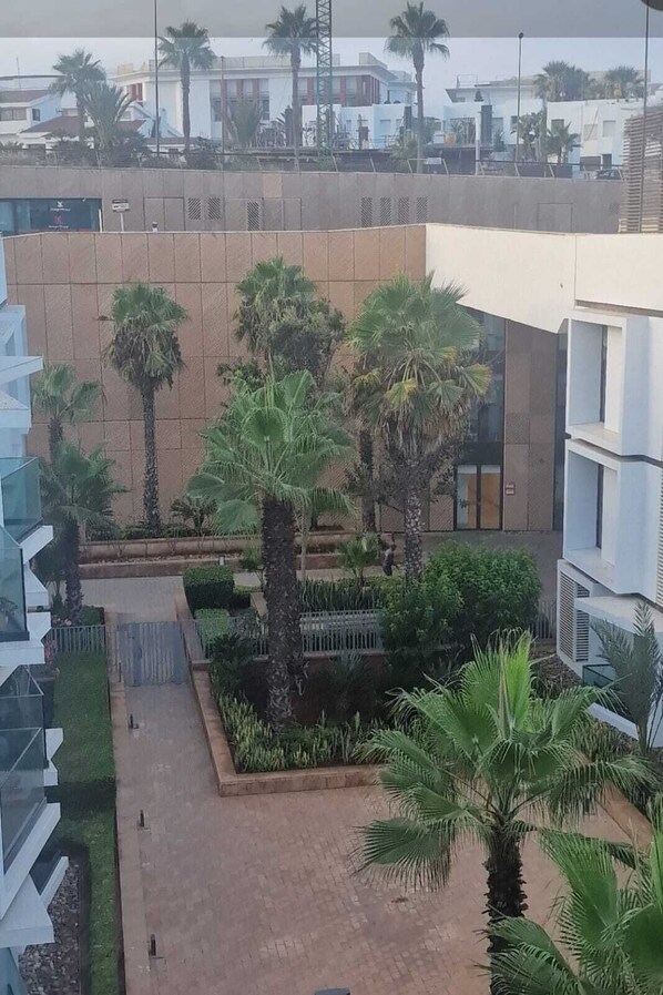 المنطقة المحيطة بالمنشأة