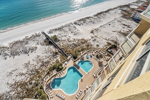 Utendørsbasseng og et oppvarmet basseng