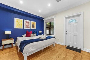 1 dormitori, planxa i posts de planxar, un bressol de viatge i wifi 