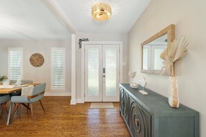 Dining - Hot tub-6 miles to beach-Pool-Sport court-Paddle boards-AC (Gulf Breeze)