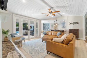 Smart TV - Hot tub-6 miles to beach-Pool-Sport court-Paddle boards-AC (Gulf Breeze)