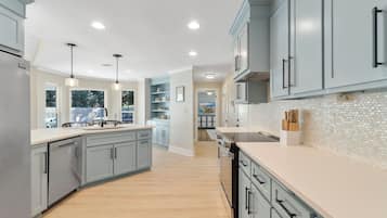 Frigorífic, microones, forn i placa de cuina