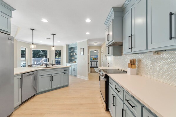 Fridge, microwave, oven, stovetop - Hot tub-6 miles to beach-Pool-Sport court-Paddle boards-AC (Gulf Breeze)