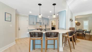 Frigorífic, microones, forn i placa de cuina