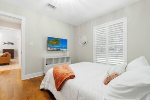 4 室のベッドルーム、デスク、WiFi (無料)、ベッドシーツ