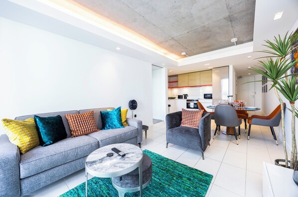 Superior-Apartment, Stadtblick | Wohnbereich