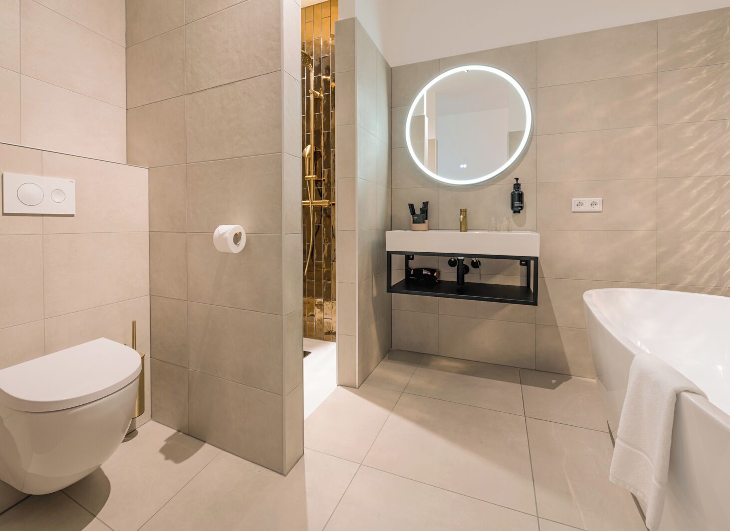 Une salle de bain moderne équipée de toilettes, d’un lavabo et d’une baignoire.
