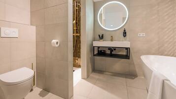Un baño moderno con inodoro, lavabo y bañera.