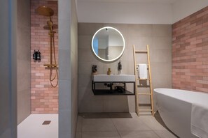 Superior Quadruple Room, Courtyard View | Bathroom - Boutique Hotel Maldegem (Vlissingen)