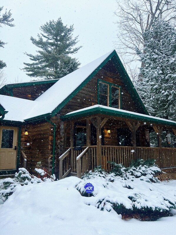 Exterior - Charming Log Cabin in Lake George (Lake George)