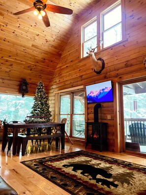 Interior - Charming Log Cabin in Lake George (Lake George)