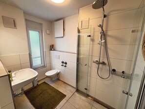 Dusj, hårføner, håndklær og såpe