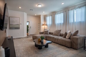 TV, table tennis - Unforgettable Stays in Orlando’s Cleanest Home (Clermont)