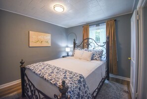 3 habitaciones, tabla de planchar con plancha, wifi y ropa de cama 