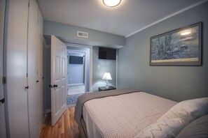 3 bedrooms, iron/ironing board, WiFi, bed sheets - Charming 3-bedroom with Luxury Bathroom and Designated Office Space (Virginia Beach)