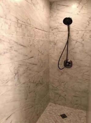 Ducha, secador de pelo, toallas y jabón