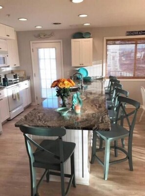 Dining - Spacious 4-bedroom condo steps from The Starboard in Dewey Beach (Dewey Beach)