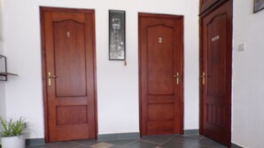 A hallway with two wooden doors, each marked with a number. - Apartment Sleeps 4 With Private Pool (Jumilla)