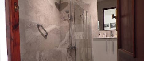 Ducha, secador de pelo, toallas