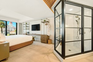 Premium King Balcony with Ocean View | Ropa de cama de alta calidad y colchones con acolchado adicional