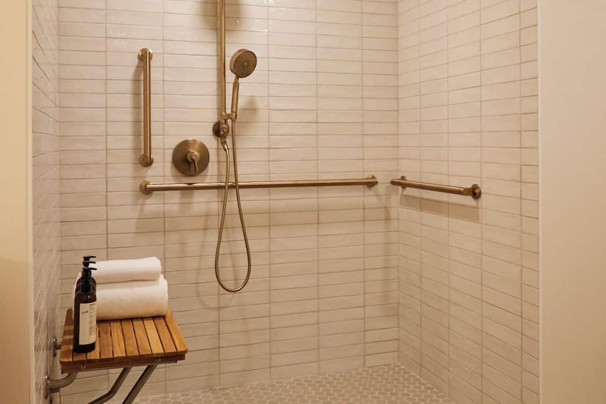 Een bad/douchecombinatie, designer toiletartikelen, een haardroger