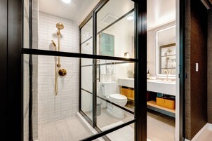 Bañera con ducha, artículos de tocador de diseñador, secador de pelo