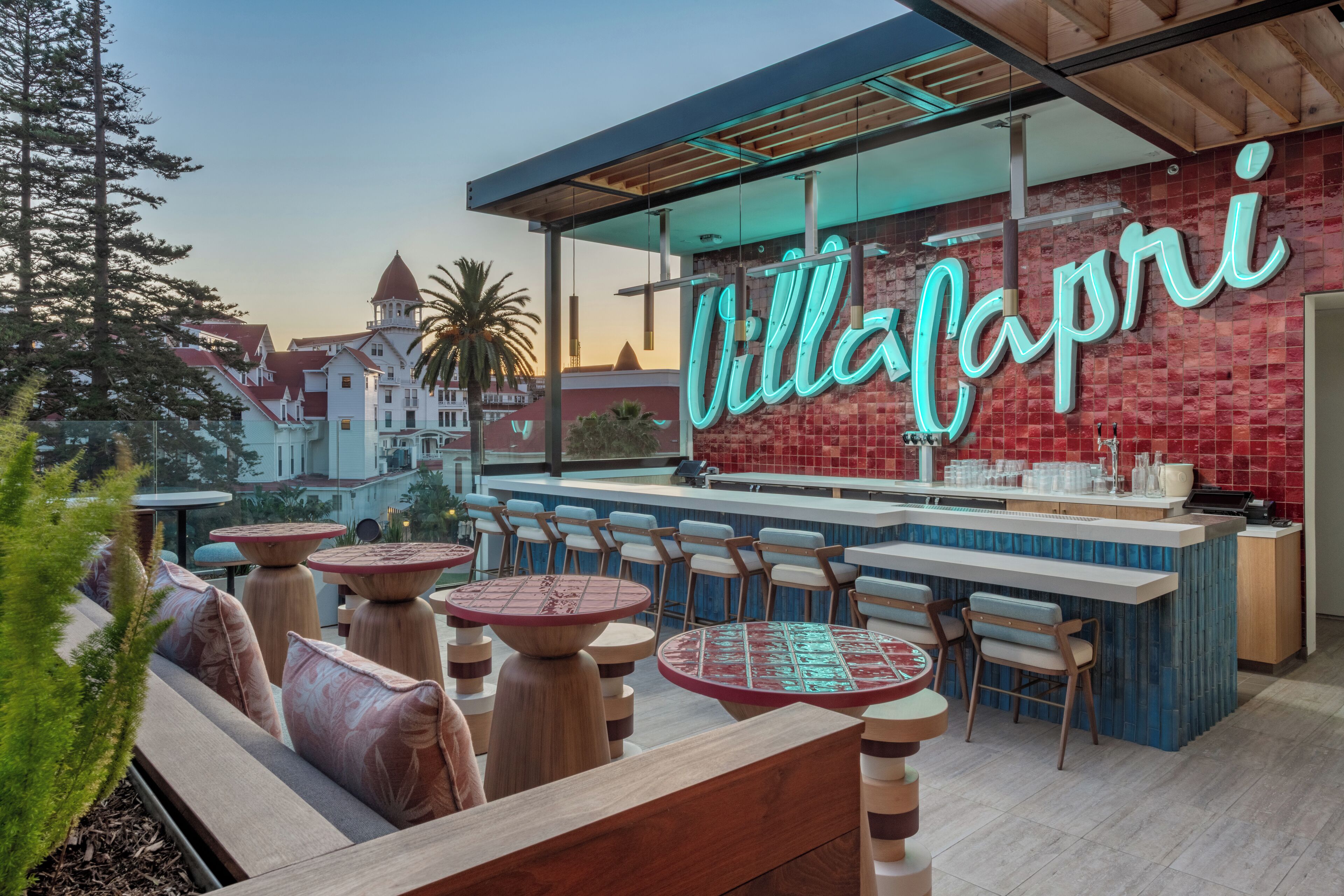 บริการอาหารเช้า อาหารกลางวัน อาหารเย็น, อาหารอเมริกัน, วิวทะเล 