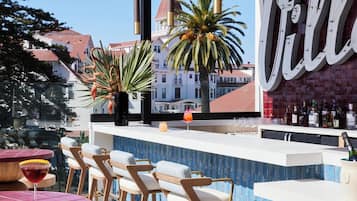 Se sirven desayunos y almuerzos; cocina americana; con vista al mar