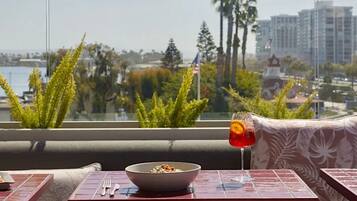 Breakfast, lunch, dinner served; American cuisine, sea views