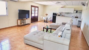 Älytelevisio, videopelejä, DVD-soitin, tulostin