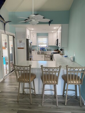 Kjøleskap, mikrobølgeovn, ovn og kokeplater