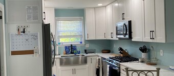 Newly updated Charming 4-bedroom house in Cape May with AC, WiFi, gas fireplace