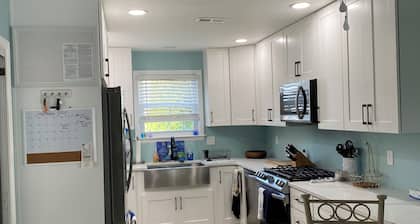 Newly updated Charming 4-bedroom house in Cape May with AC, WiFi, gas fireplace