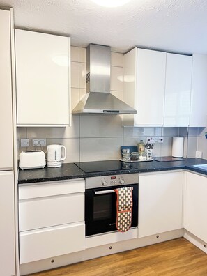 Cookware/dishes/utensils - Cosy & Modern Flat In Islington- 15 Minutes walk from Emirates Stadium (London)