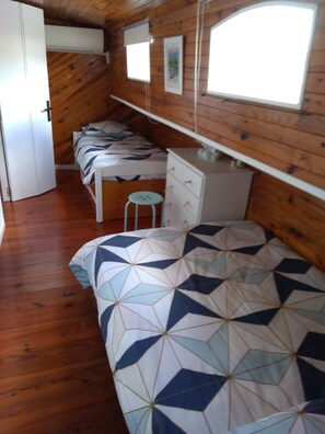 3 bedrooms, WiFi, bed sheets - Charming 3-bedroom house boat with AC, WiFi in beautiful Bellegarde (Bellegarde)