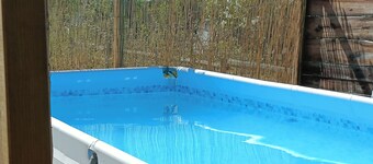 Charming 3-bedroom house boat with AC, WiFi in beautiful Bellegarde