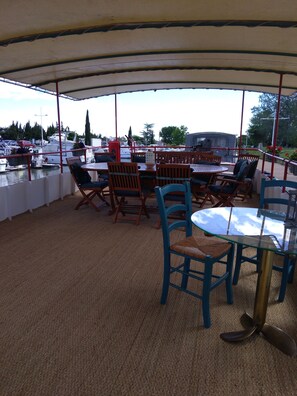 Outdoor dining - Charming 3-bedroom house boat with AC, WiFi in beautiful Bellegarde (Bellegarde)