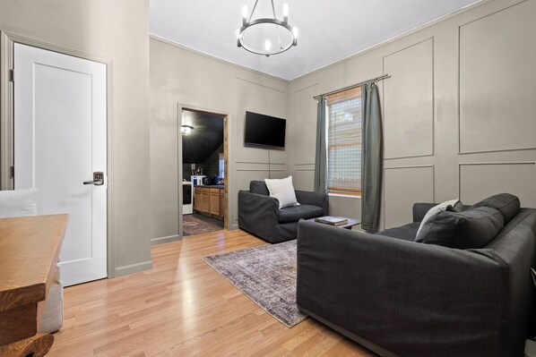 Smart TV - Charming 2-bedroom Cottage minutes from downtown Chattanooga, Pet Friendly (Chattanooga)