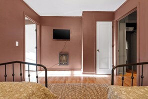 2 bedrooms, iron/ironing board, WiFi, bed sheets - Charming 2-bedroom Cottage minutes from downtown Chattanooga, Pet Friendly (Chattanooga)