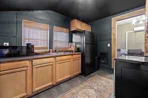 Fridge, microwave, oven, stovetop - Charming 2-bedroom Cottage minutes from downtown Chattanooga, Pet Friendly (Chattanooga)