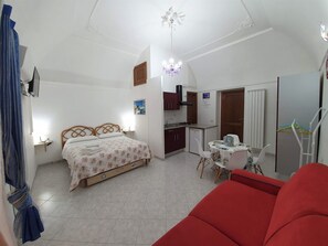 2 bedrooms, iron/ironing board, travel cot, WiFi