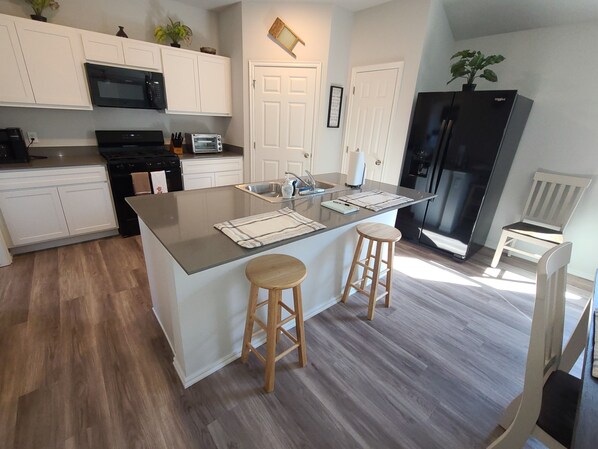 Fridge, microwave, oven, stovetop - Mac's Cozy Farmhouse (Stillwater)