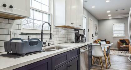 Charming 2-bedroom House W/ WiFi & AC in Austin