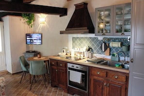 Kühlschrank, Ofen, Herdplatte, Wasserkocher mit Kaffee-/Teezubehör