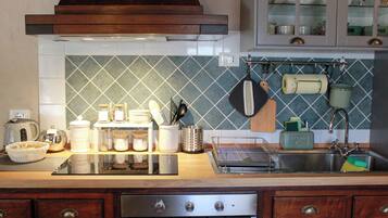 Frigorifero, forno, piano cottura, macchina per tè/caffè