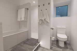 Secadora de cabello, toallas, shampoo, papel de baño 